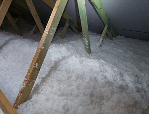 Zateplení stropu novostavby rodinného domu pomocí foukané izolace